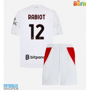 Billiga AC Milan Adrien Rabiot #12 Bortatröja Barn 2026-27 Kortärmad (+ Korta byxor)